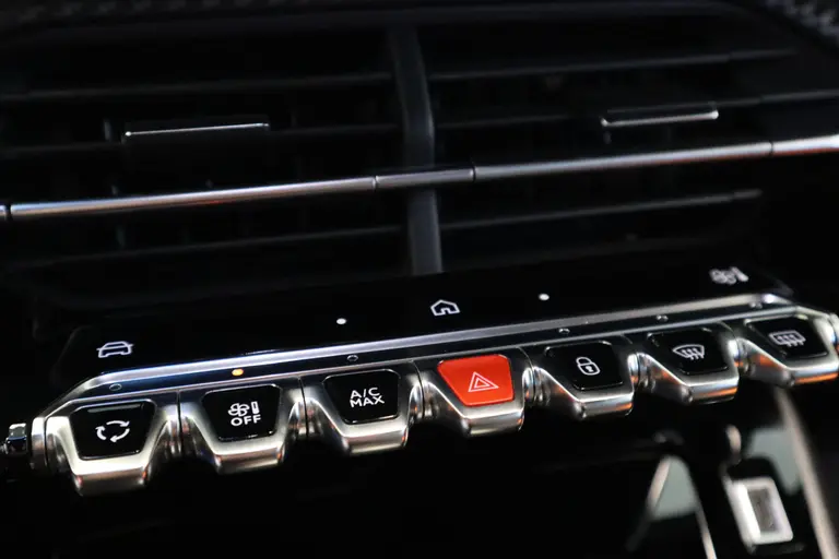 Peugeot 2008 1.2 PureTech 130 GT Dab+ PDC  VCP 17LMV  130PK Navigatie 24 maanden garantie mogelijk (*vraag naar de voorwaarden) afbeelding 16