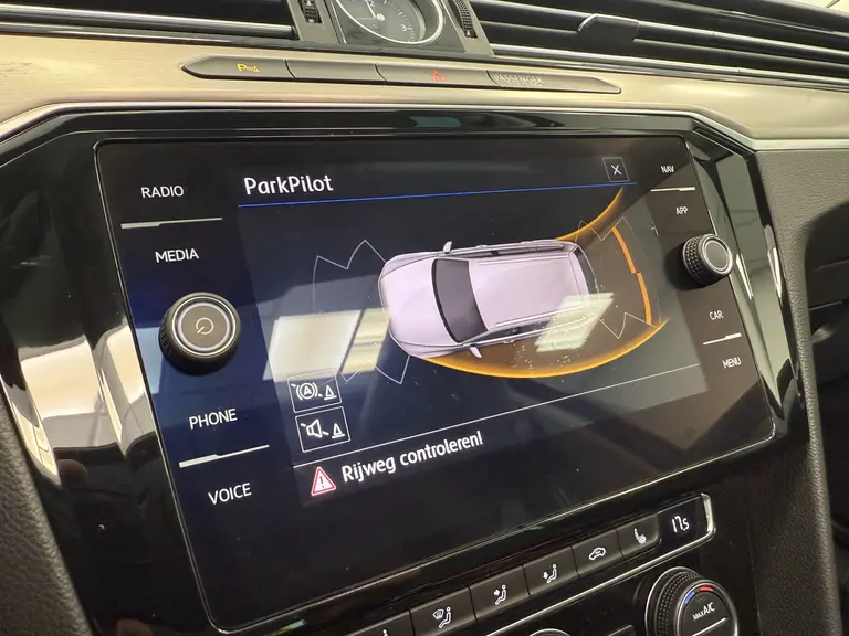 Volkswagen Passat Variant 1.5 TSI Highline Panoramadak Navigatie Full-led !! 2e Pinksterdag zijn wij geopend van 12.00 tot 17.00u !! afbeelding 28