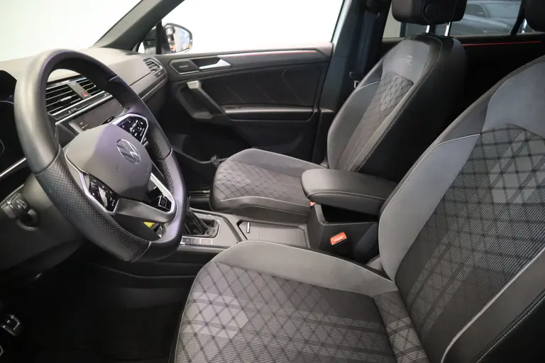 Volkswagen Tiguan 1.5 TSI R-Line Business+ BlackStyle Panoramadak IQ-light Harman/Kardon afbeelding 11
