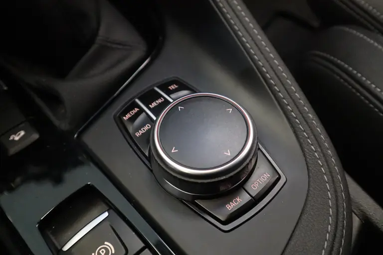 BMW X1 xDrive20i Centennial High Executive M-Sport Navigatie Cruise Control 18LMV  volleder interieur  stoelverwarming * 2e Paasdag zijn wij geopend van 12:00 tot 17:00uur! * afbeelding 17