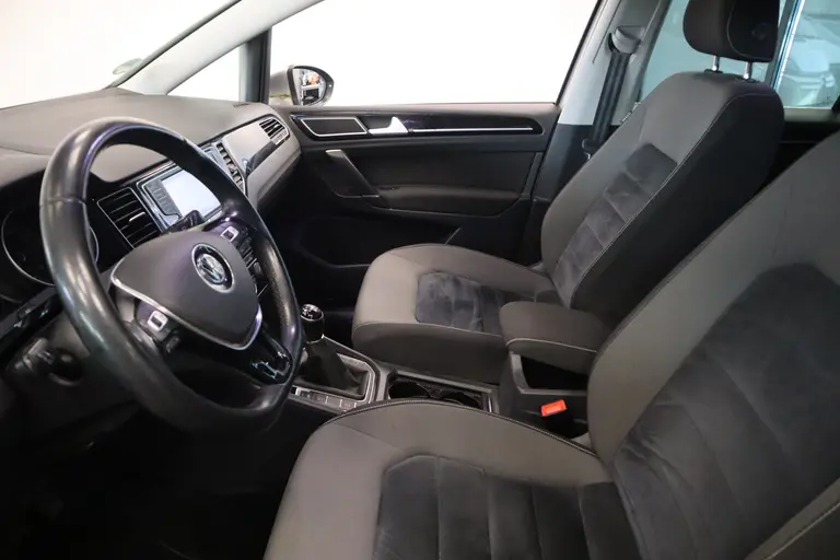 Volkswagen Golf Sportsvan 1.4 TSI Business Edition Navigatie 17LMV CruiseControl Trekhaak * 2e Paasdag zijn wij geopend van 12:00 tot 17:00uur! * afbeelding 7