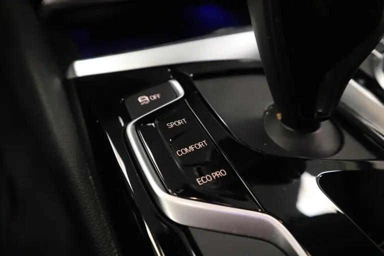 BMW 5 Serie Touring 520i High Executive Navigatie CruiseControl 18LMV Stoel / Stuur verwarming el trekhaak afbeelding 23