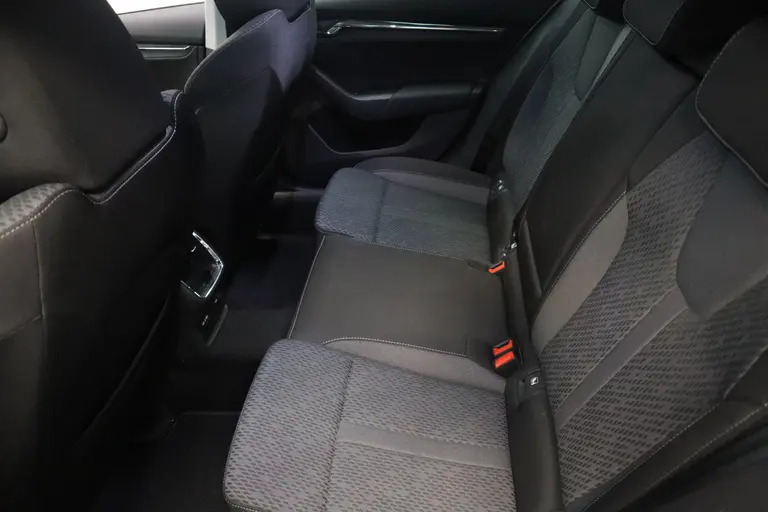 Skoda Octavia Combi 1.0 e-TSI Business Edition Plus Navigatie Cruise Control  Sfeerverlichting 17LMV lane Assist 2 Jaar garantie mogelijk* ( vraag naar de voorwaarde) afbeelding 23