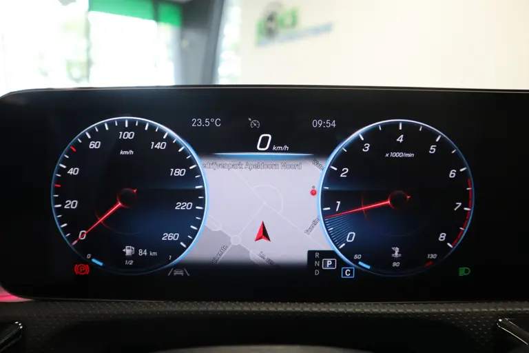 Mercedes-Benz CLA-Klasse 180 AMG Business Solution Luxery Sfeer verlichting Panoramadak, Ambi light, Navigatie, 18LMV, Matte kleur * 2e Paasdag zijn wij geopend van 12:00 tot 17:00uur! * afbeelding 18