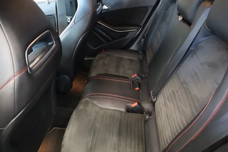 Mercedes-Benz CLA-Klasse Shooting Brake 180 AMG Full-led Navigatie 18'lmv * 2e Paasdag zijn wij geopend van 12:00 tot 17:00uur! * afbeelding 12