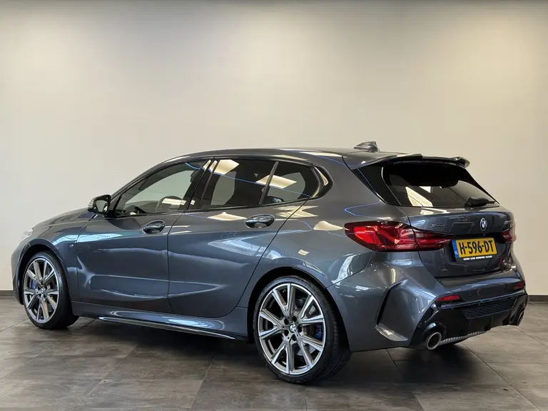 BMW 1-serie M135i xDrive High Executive Edition 306PK Headup Display Sportuitlaat Navigatie PDC VCP Cruise Control 19LMV  Volleder interieur Schaal stoelen 2 Jaar garantie mogelijk* ( vraag naar de voorwaarde) afbeelding 3