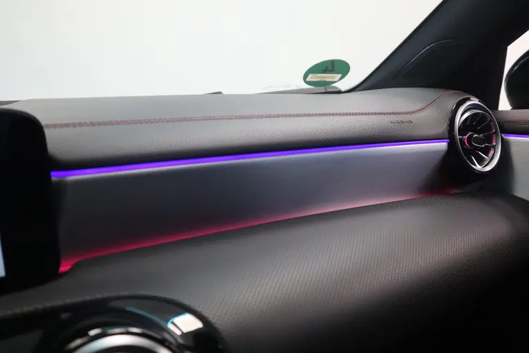 Mercedes-Benz CLA-Klasse 180 AMG Business Solution Luxery Sfeer verlichting Panoramadak, Ambi light, Navigatie, 18LMV, Matte kleur * 2e Paasdag zijn wij geopend van 12:00 tot 17:00uur! * afbeelding 19