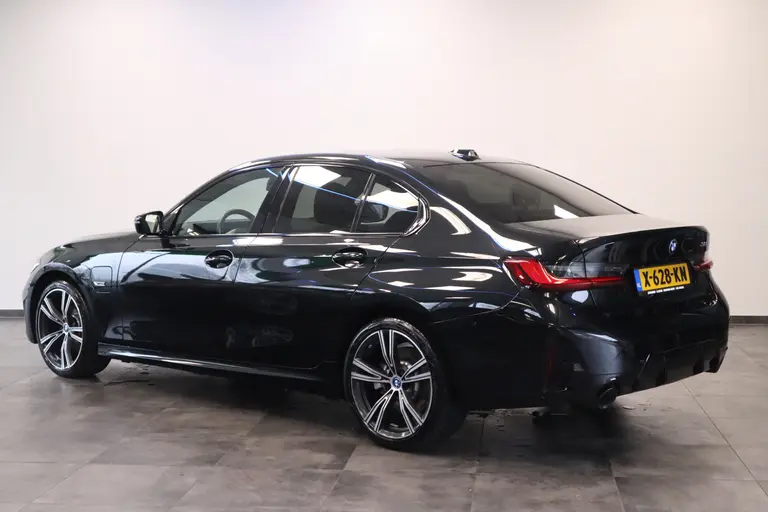 BMW 3-serie 320e ACC PDC 19''LM NAP HI-Fi M-Sport * 2e Paasdag zijn wij geopend van 12:00 tot 17:00uur! * afbeelding 3