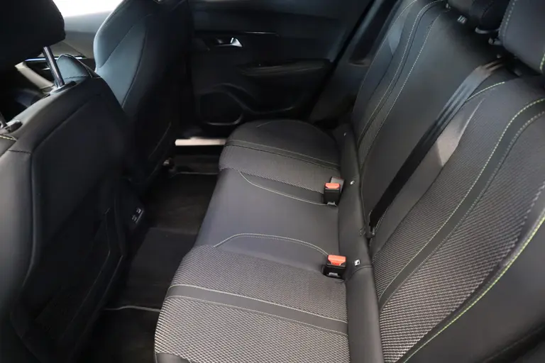 Peugeot 2008 1.2 PureTech 130 GT Dab+ PDC  VCP 17LMV  130PK Navigatie 24 maanden garantie mogelijk (*vraag naar de voorwaarden) afbeelding 18
