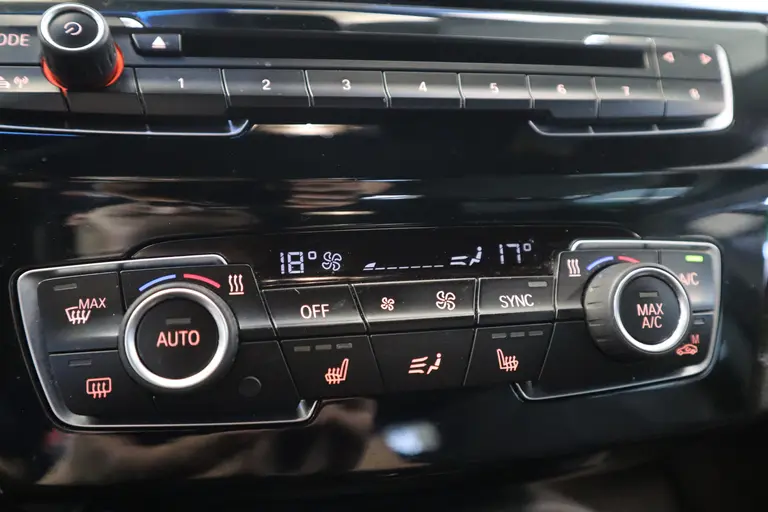 BMW X1 xDrive20i Centennial High Executive M-Sport Navigatie Cruise Control 18LMV  volleder interieur  stoelverwarming * 2e Paasdag zijn wij geopend van 12:00 tot 17:00uur! * afbeelding 12