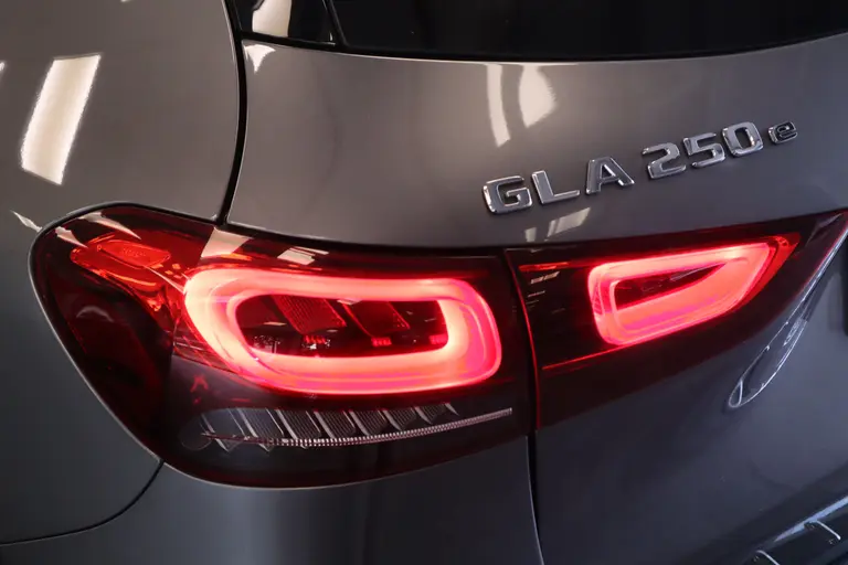 Mercedes-Benz GLA 250 e Business Solution AMG Limited Pano dak LED CC Lane Assist afbeelding 5
