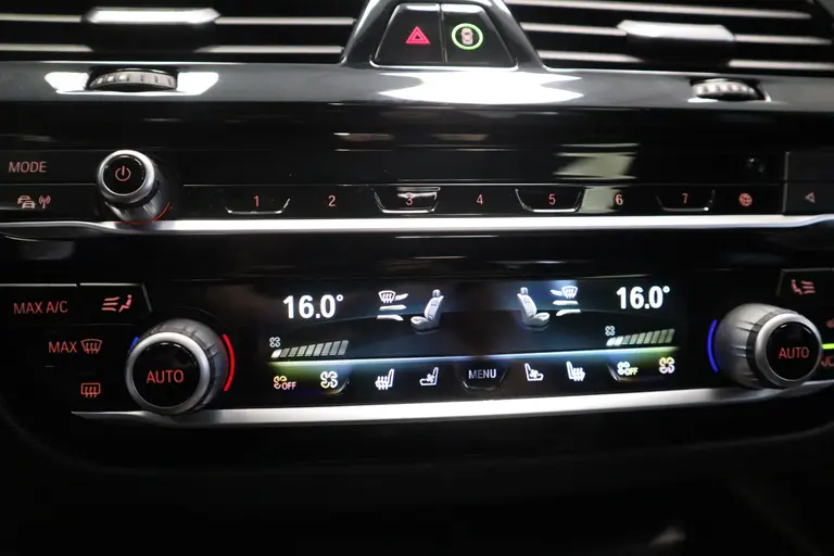 BMW 5 Serie 545e xDrive High Executive Edition M-sport Schuif/kantel dak Harman/Kardon afbeelding 26