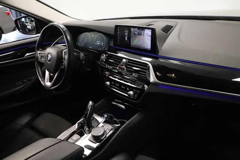 BMW 5 Serie Touring 520i High Executive Navigatie CruiseControl 18LMV Stoel / Stuur verwarming el trekhaak afbeelding 25