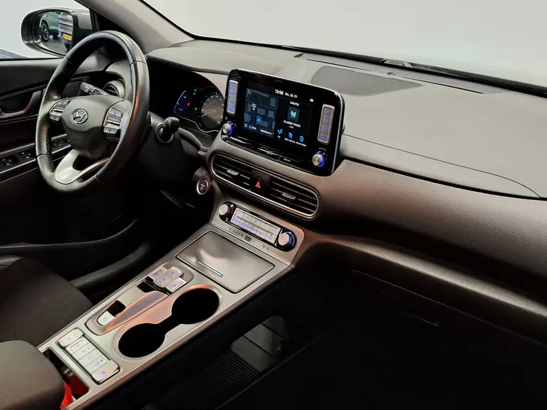 Hyundai KONA EV Comfort 64 kWh Navigatie Led Camera Cruise LM 204PK 24 maanden garantie mogelijk (*vraag naar de voorwaarden) afbeelding 19