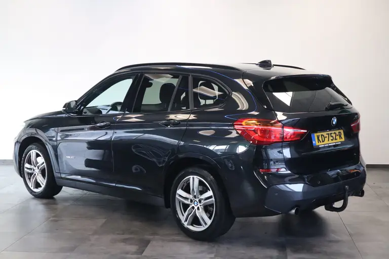 BMW X1 xDrive20i Centennial High Executive M-Sport Navigatie Cruise Control 18LMV  volleder interieur  stoelverwarming * 2e Paasdag zijn wij geopend van 12:00 tot 17:00uur! * afbeelding 3