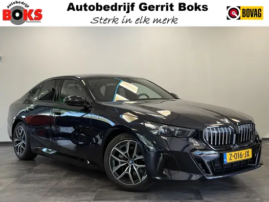 BMW i5 eDrive40 84 kWh Head-Up ACC PDC Trekhaak M-Sport Leder 24 Maanden garantie* (Vraag naar de voorwaarden)