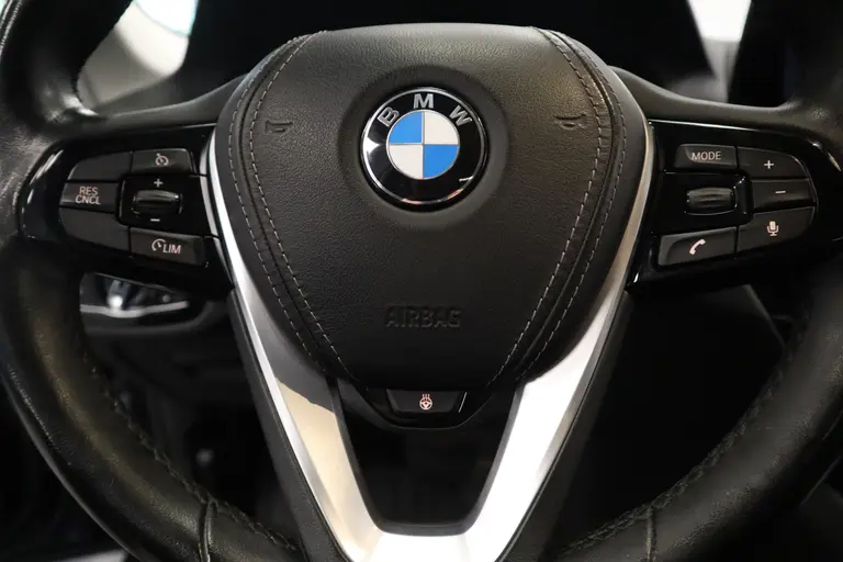 BMW 5 Serie Touring 520i High Executive Navigatie CruiseControl 18LMV Stoel / Stuur verwarming el trekhaak afbeelding 12