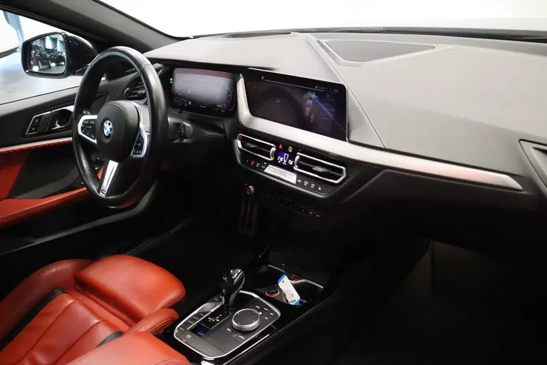 BMW 1-serie M135i xDrive High Executive Edition 306PK Headup Display Sportuitlaat Navigatie PDC VCP Cruise Control 19LMV  Volleder interieur Schaal stoelen 2 Jaar garantie mogelijk* ( vraag naar de voorwaarde) afbeelding 25