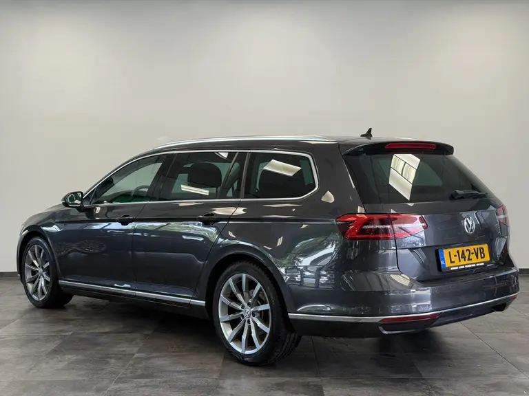 Volkswagen Passat Variant 1.5 TSI Highline Panoramadak Navigatie Full-led !! 2e Pinksterdag zijn wij geopend van 12.00 tot 17.00u !! afbeelding 3