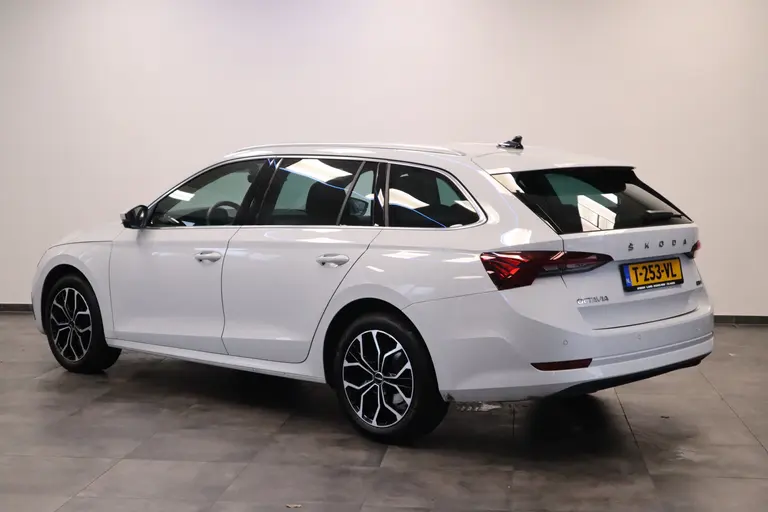 Skoda Octavia Combi 1.0 e-TSI Business Edition Plus Navigatie Cruise Control  Sfeerverlichting 17LMV lane Assist 2 Jaar garantie mogelijk* ( vraag naar de voorwaarde) afbeelding 3