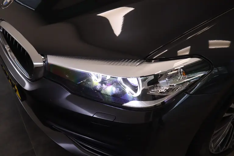 BMW 5 Serie Touring 520i High Executive Navigatie CruiseControl 18LMV Stoel / Stuur verwarming el trekhaak afbeelding 6