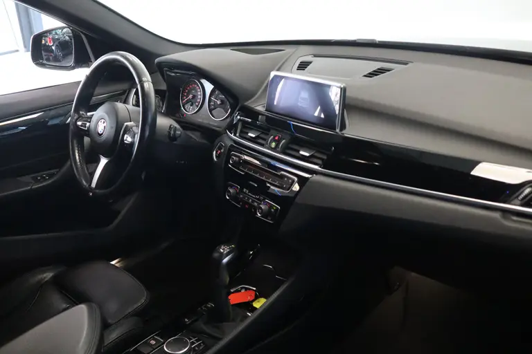 BMW X1 xDrive20i Centennial High Executive M-Sport Navigatie Cruise Control 18LMV  volleder interieur  stoelverwarming * 2e Paasdag zijn wij geopend van 12:00 tot 17:00uur! * afbeelding 19