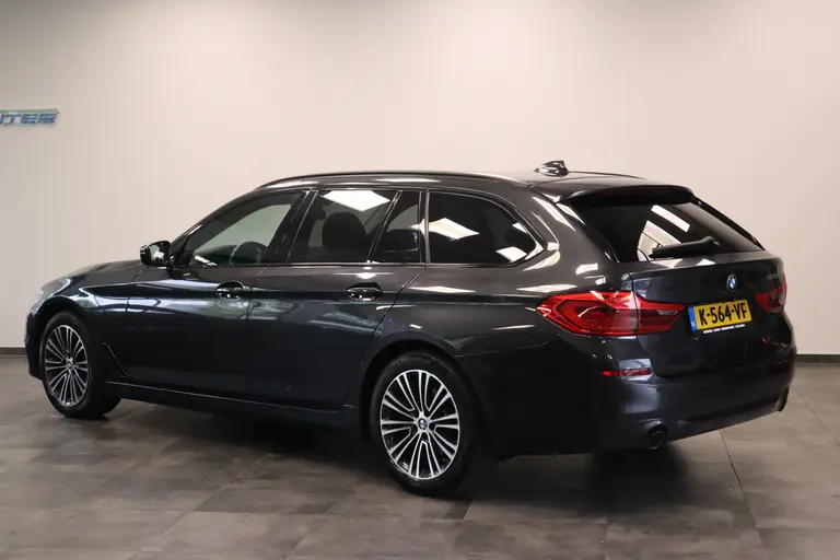 BMW 5 Serie Touring 520i High Executive Navigatie CruiseControl 18LMV Stoel / Stuur verwarming el trekhaak afbeelding 3