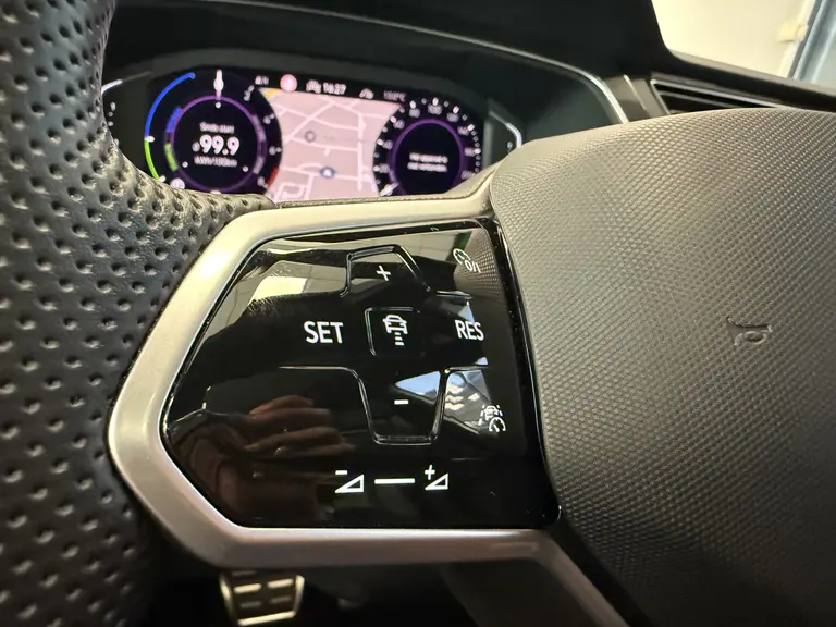 Volkswagen Tiguan 1.4 TSI eHybrid R-Line Business 245 PK Balck line Panorama ACC VCP Navigatie Sfeerverlichting afbeelding 9