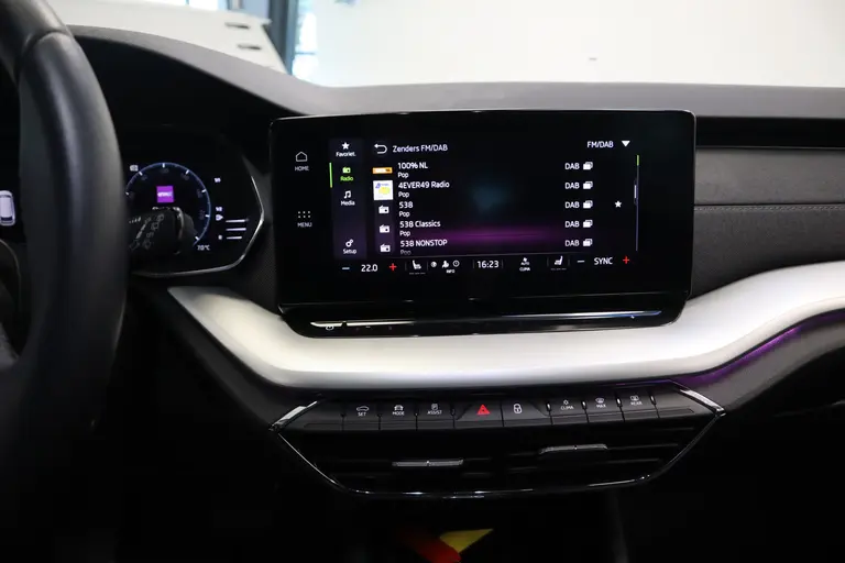 Skoda Octavia Combi 1.0 e-TSI Business Edition Plus Navigatie Cruise Control  Sfeerverlichting 17LMV lane Assist 2 Jaar garantie mogelijk* ( vraag naar de voorwaarde) afbeelding 11