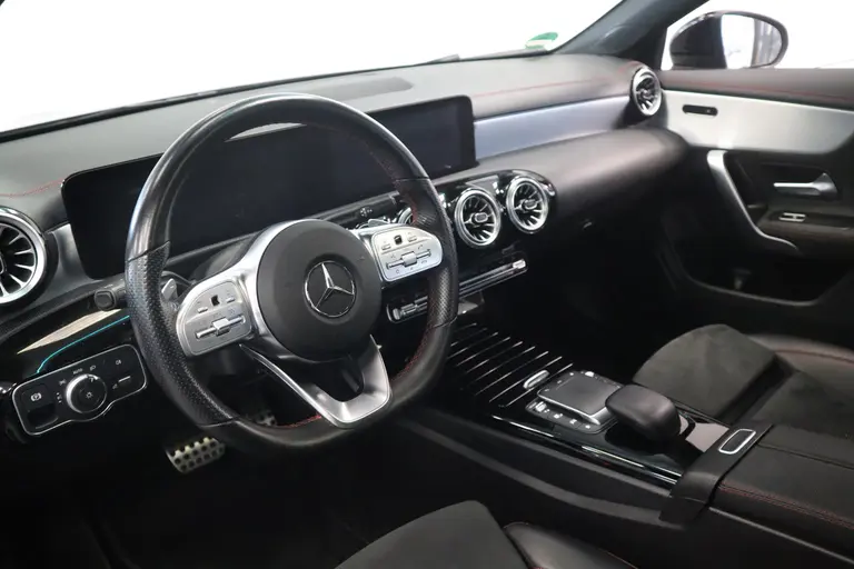 Mercedes-Benz CLA-Klasse 180 AMG Business Solution Luxery Sfeer verlichting Panoramadak, Ambi light, Navigatie, 18LMV, Matte kleur * 2e Paasdag zijn wij geopend van 12:00 tot 17:00uur! * afbeelding 10