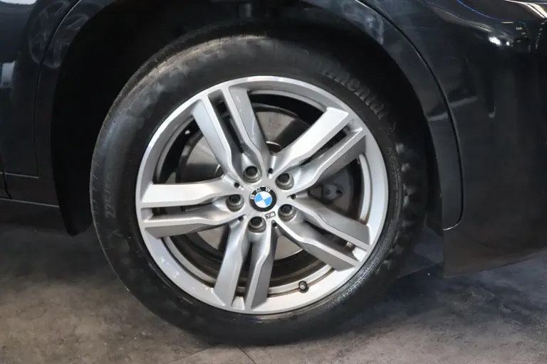 BMW X1 xDrive20i Centennial High Executive M-Sport Navigatie Cruise Control 18LMV  volleder interieur  stoelverwarming * 2e Paasdag zijn wij geopend van 12:00 tot 17:00uur! * afbeelding 2
