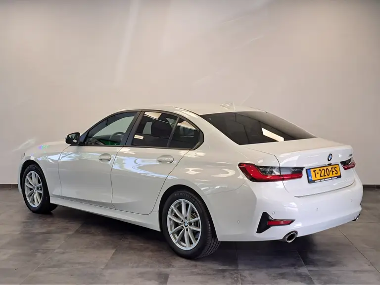 BMW 3 Serie 318i Executive Navigatie Clima Cruise PDC LM 157 PK! afbeelding 7