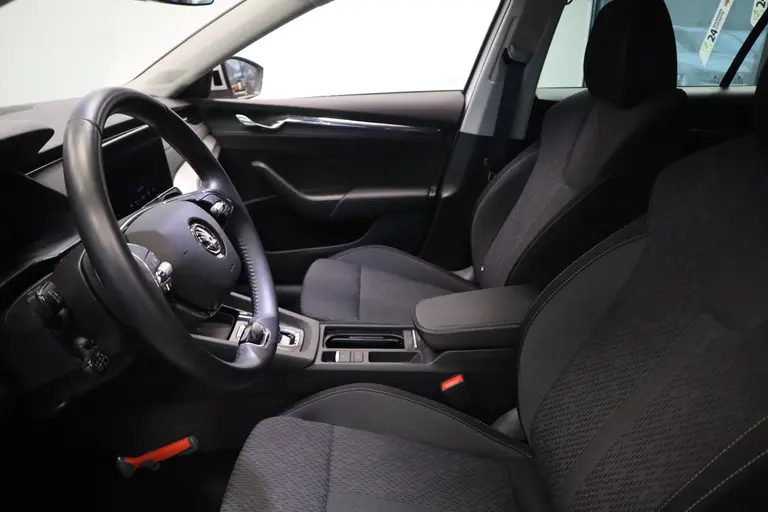 Skoda Octavia Combi 1.0 e-TSI Business Edition Plus Navigatie Cruise Control  Sfeerverlichting 17LMV lane Assist 2 Jaar garantie mogelijk* ( vraag naar de voorwaarde) afbeelding 5