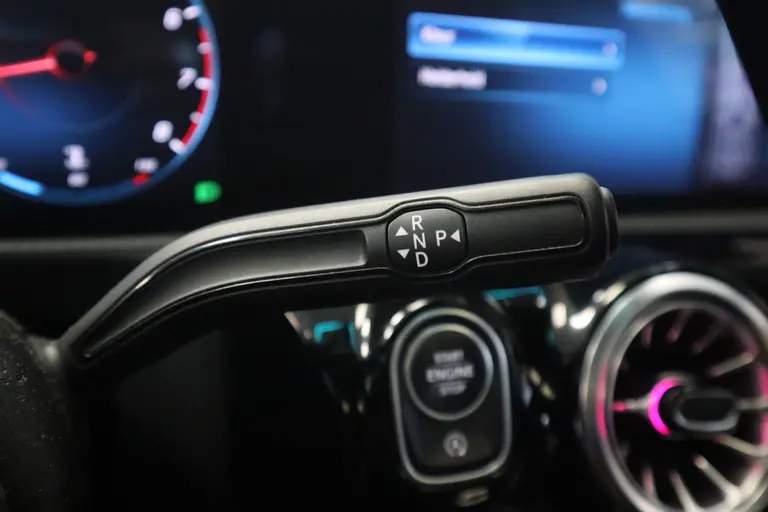 Mercedes-Benz CLA-Klasse 180 AMG Business Solution Luxery Sfeer verlichting Panoramadak, Ambi light, Navigatie, 18LMV, Matte kleur * 2e Paasdag zijn wij geopend van 12:00 tot 17:00uur! * afbeelding 24