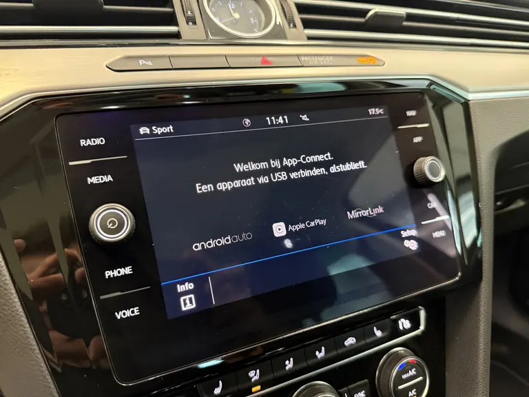 Volkswagen Passat Variant 1.5 TSI Highline Panoramadak Navigatie Full-led !! 2e Pinksterdag zijn wij geopend van 12.00 tot 17.00u !! afbeelding 25