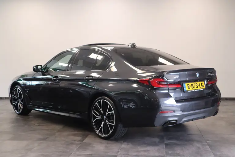BMW 5 Serie 545e xDrive High Executive Edition M-sport Schuif/kantel dak Harman/Kardon afbeelding 3
