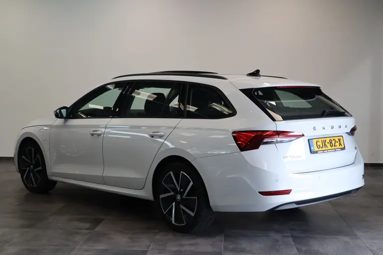 Skoda Octavia Combi 1.4 TSI iV PHEV Business Edition Panoramadak Navigatie Full-led afbeelding 3