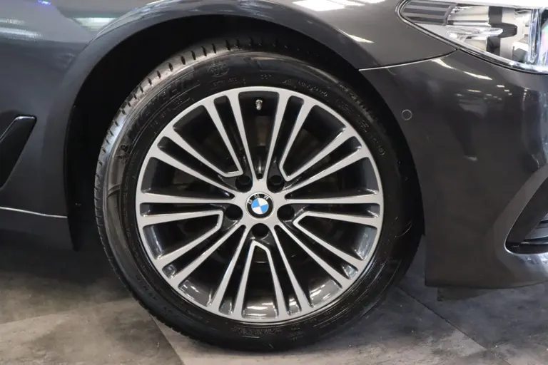 BMW 5 Serie Touring 520i High Executive Navigatie CruiseControl 18LMV Stoel / Stuur verwarming el trekhaak afbeelding 4