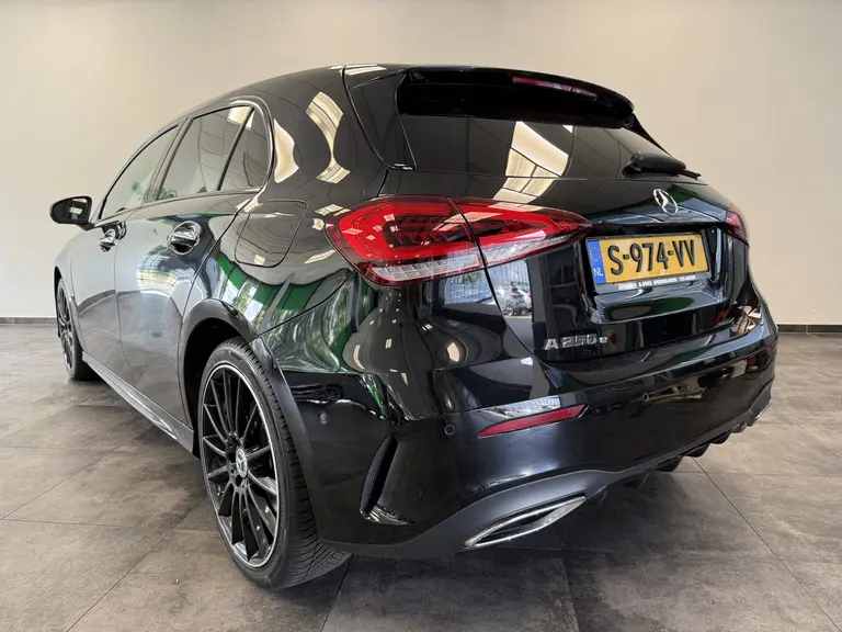 Mercedes-Benz A-Klasse 250 e AMG Line ACC PDC 360' camera Panoramadak Head-Up afbeelding 4