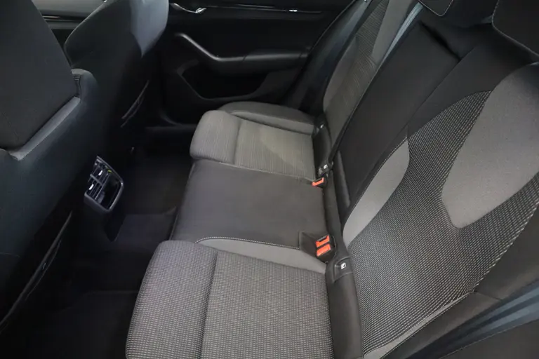 Skoda Octavia Combi 1.4 TSI iV PHEV Business Edition Panoramadak Navigatie Full-led afbeelding 21