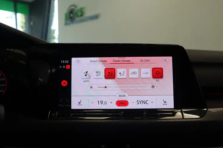 Volkswagen Golf 2.0 TSI GTI ACC Navi Panoramadak Milltek Uitlaat afbeelding 19