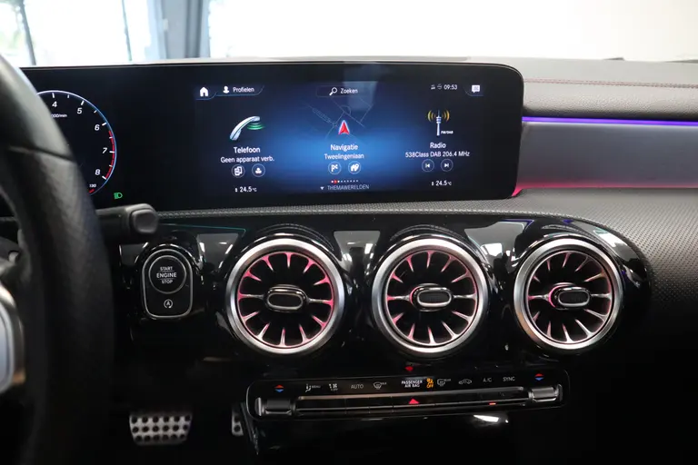 Mercedes-Benz CLA-Klasse 180 AMG Business Solution Luxery Sfeer verlichting Panoramadak, Ambi light, Navigatie, 18LMV, Matte kleur * 2e Paasdag zijn wij geopend van 12:00 tot 17:00uur! * afbeelding 13