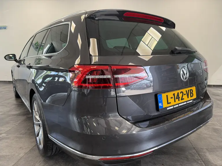 Volkswagen Passat Variant 1.5 TSI Highline Panoramadak Navigatie Full-led !! 2e Pinksterdag zijn wij geopend van 12.00 tot 17.00u !! afbeelding 5