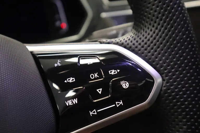 Volkswagen Tiguan 1.5 TSI R-Line Business+ BlackStyle Panoramadak IQ-light Harman/Kardon afbeelding 16