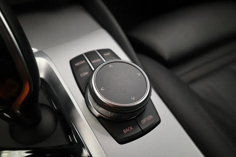 BMW 5 Serie 520i Corporate Lease High Executive Connect drive Navigatie PDC Cruise Control 18LMV Vol Leder afbeelding 22